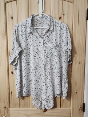 beachlunchlounge White Short-Sleeve Button-Up Tie Front  Shirt with Black Dots